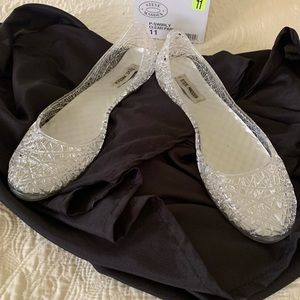 Swirly clear jelly shoes.